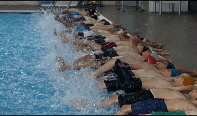 Haliliye'deki Yüzme Havuzunda Günlük 1600 Çocuk Eğitim Alıyor