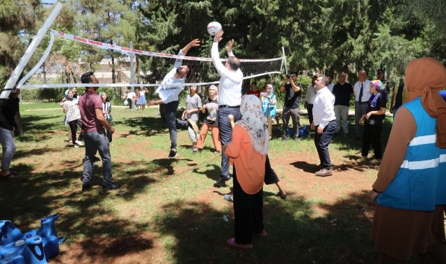Şanlıurfa Valisi Ayhan Çocuklarla Futbol ve Voleybol Oynadı;
