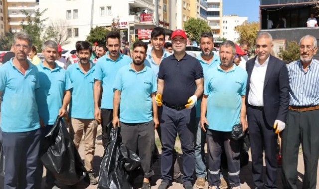 Başkan Çiftçi Karaköprü'de Sokaklarda Personelleriyle Beraber Çöp Topladı;