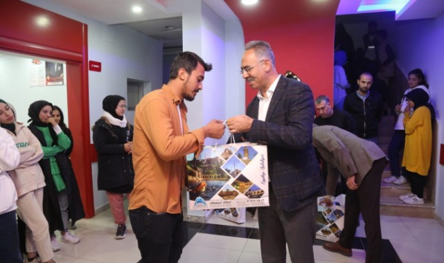 Eyyübiye Belediye Başkanı Mehmet Kuş'tan Sınavlara Hazırlanan Gençlere Destek
