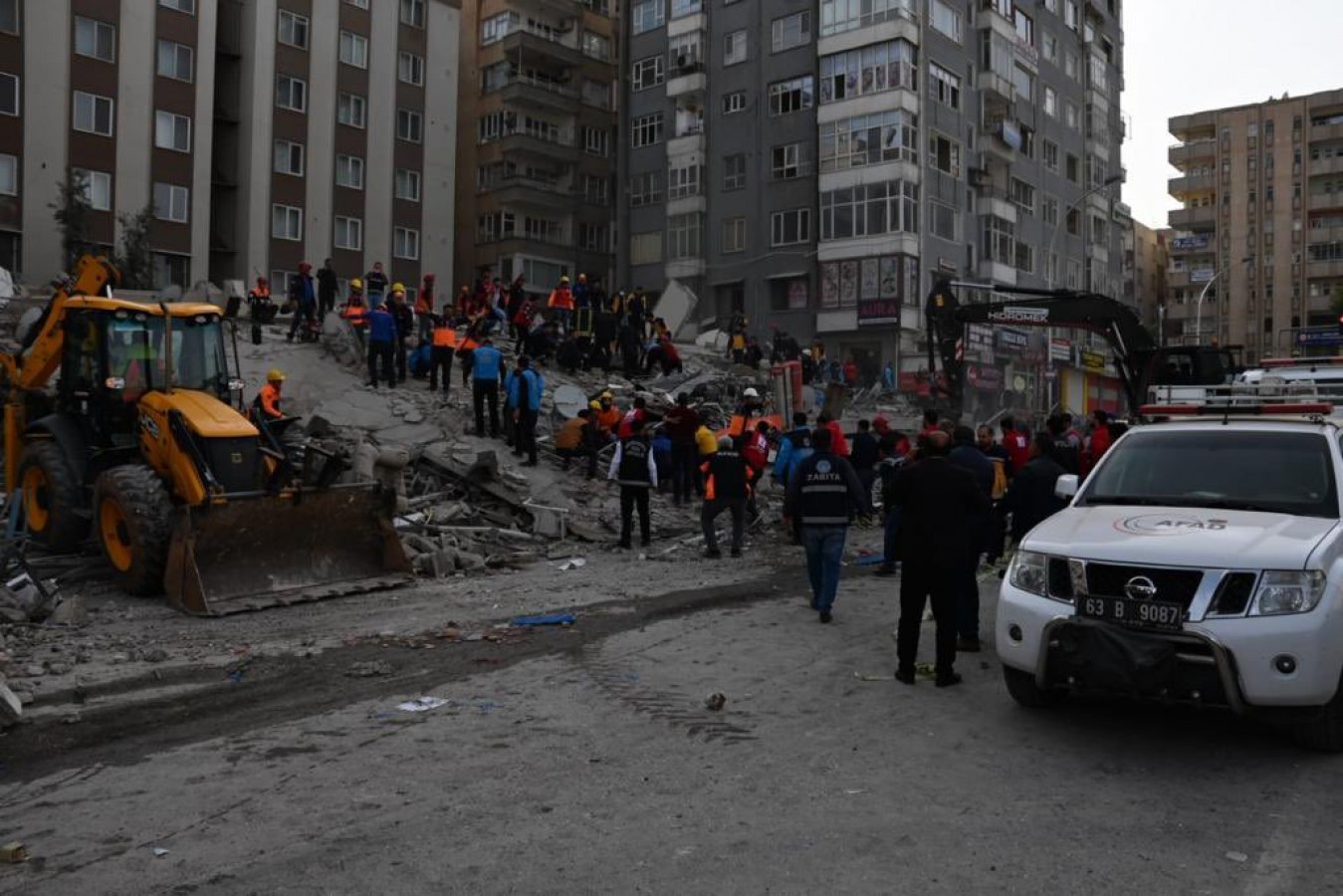Şanlıurfa Valisi Açıkladı Çöken Binanın Enkazında 1 Yaralı Var Çalışmalar Devam Ediyor;