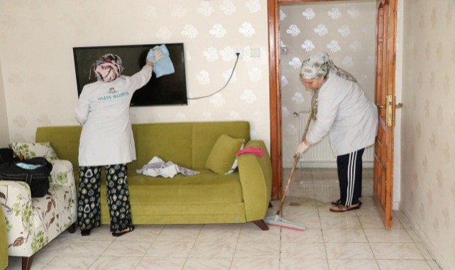 Haliliye'de Yaşlıların Evlerini Belediye Temizliyor
