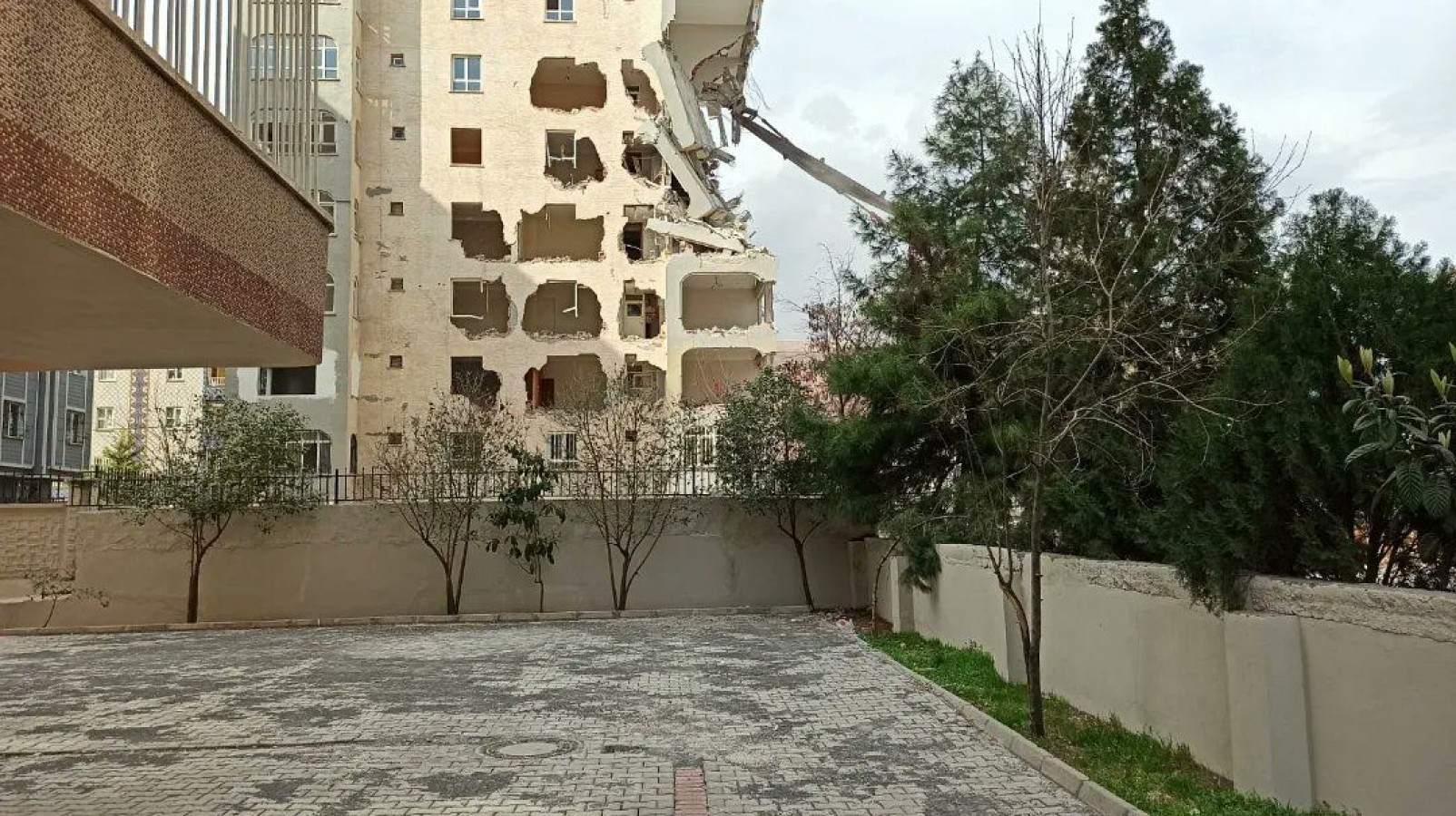 Urfa'da Depremde Ağır Hasarlı Bina için Vatandaşların Tepkisi Sonuç Verdi Yıkıma Başlandı;