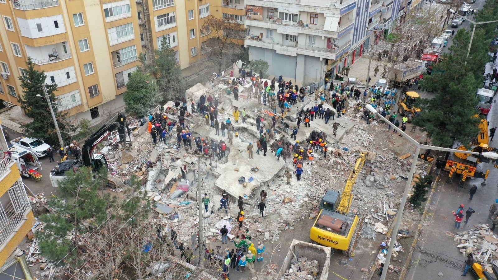 Depremde Yaptıkları Binaları Yıkılan müteahhitlere Yurt Dışı Yasağı Talebi;