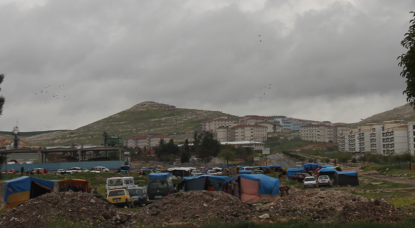 Depremden Sonra Şanlıurfa'ya Sığınan Türkmen Aileler Bez Çadırlarda Mağdur..;