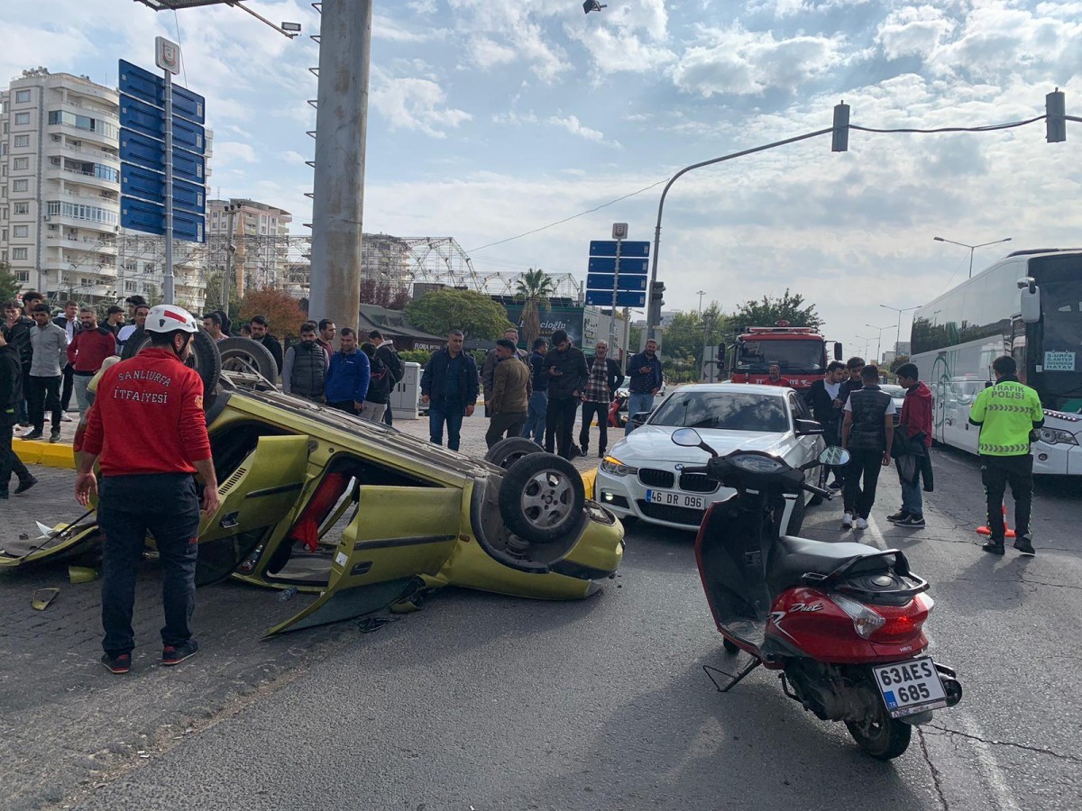 Karaköprü'de Araç Takla Atarak Durabildi 2 Yaralı..;