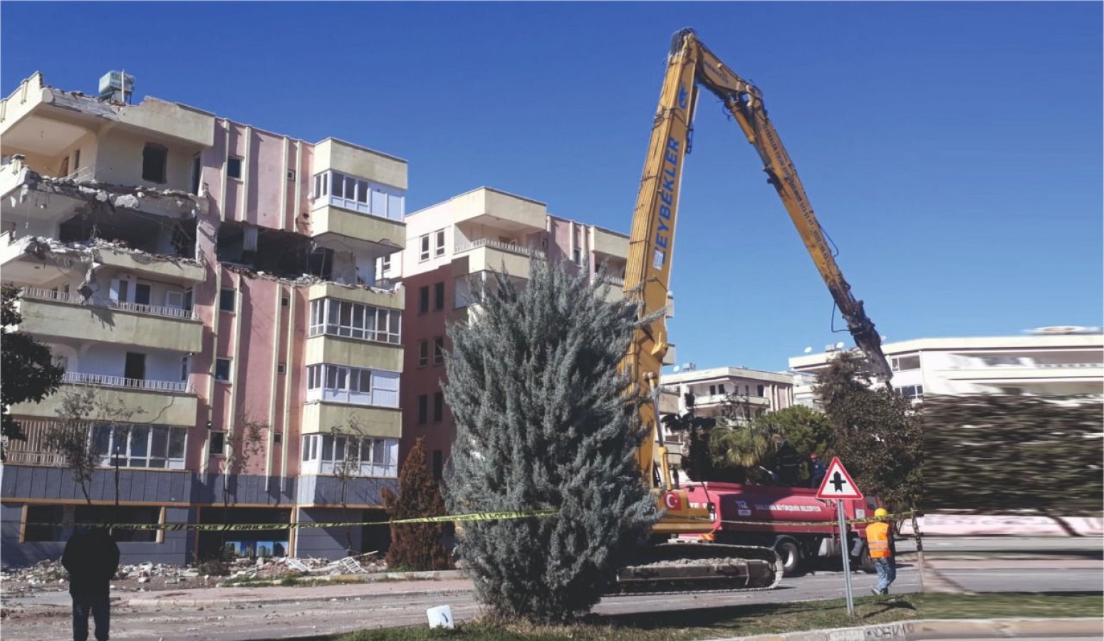 Urfa'da Acil Yıkılacak Binaların Yıkımlarına Başlandı;