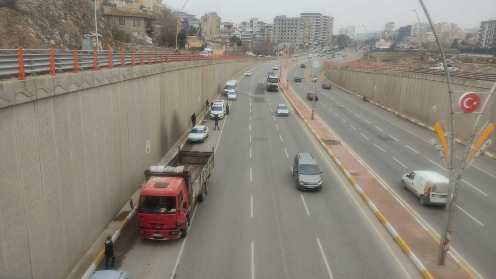 Karaköprü'de Kazayı Görüp Yardım Etmek İsteyen Araca Çarptı 3 Yaralı..