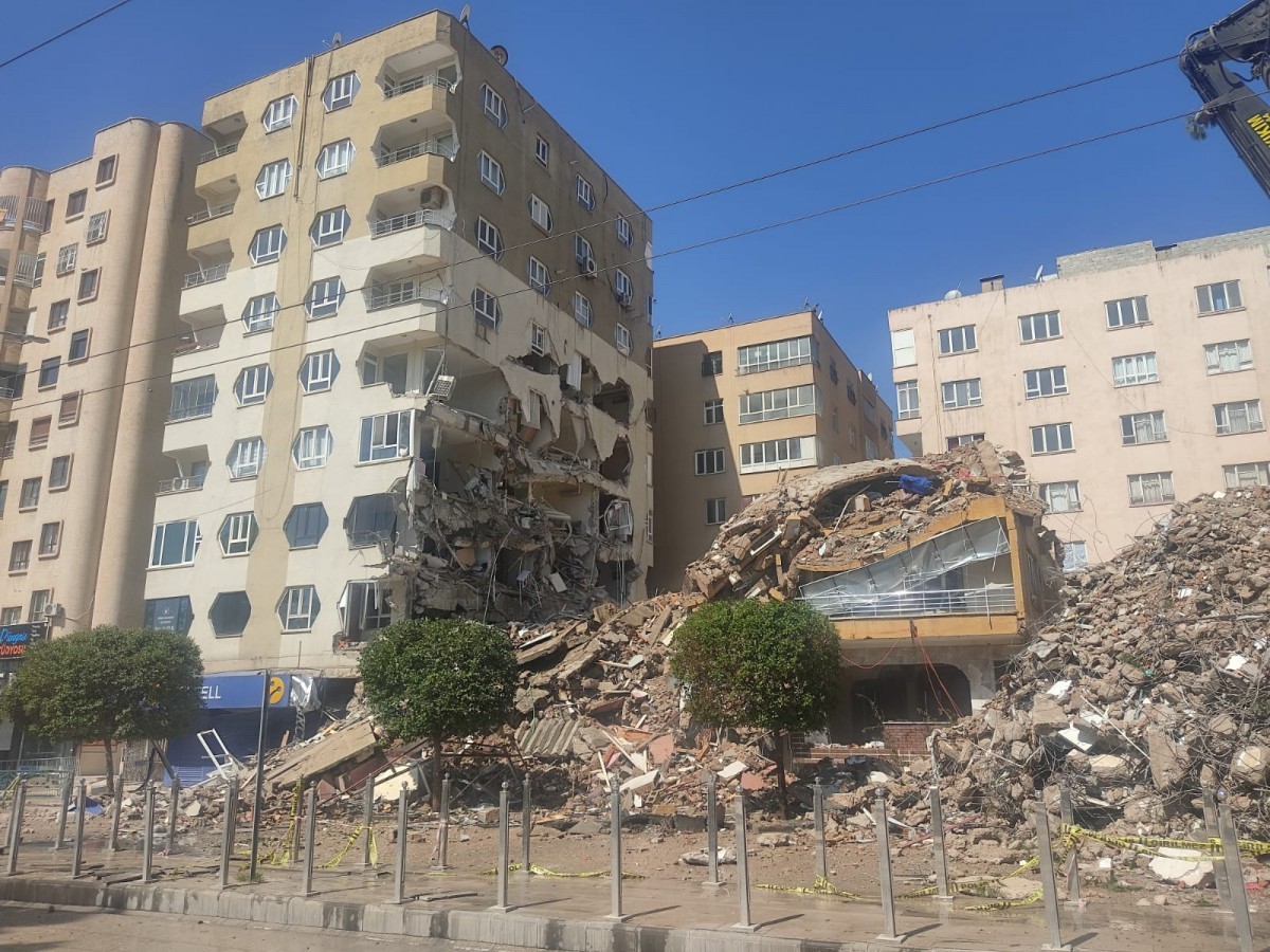 Urfa'da Hasarlı Binanın Yıkımında Diğer Binalarda Zarar Gördü;