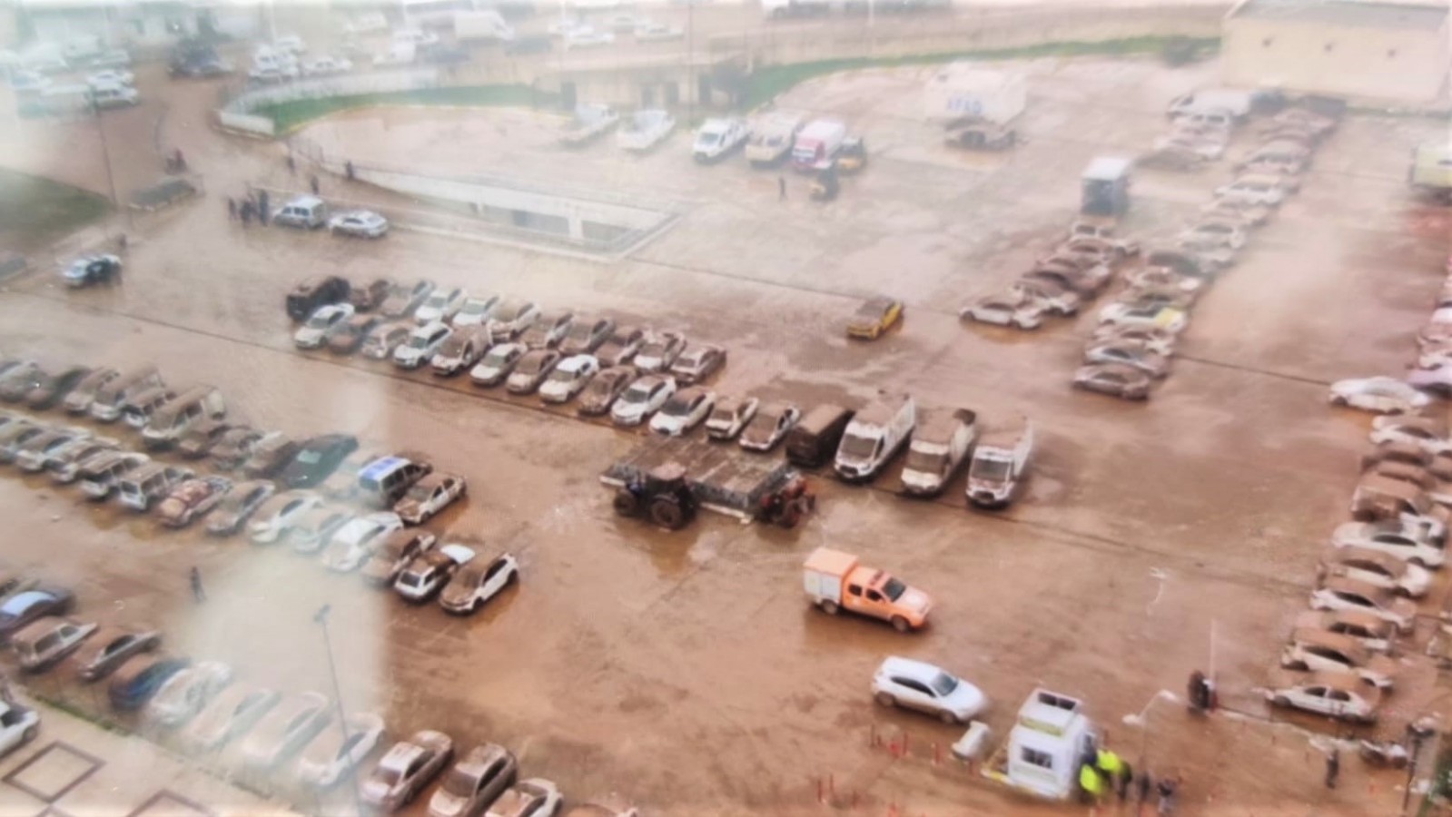 Şanlıurfa'da Sel Felaketinin Yaşandığı Otoparktaki Araçlar Çıkarılıyor.;