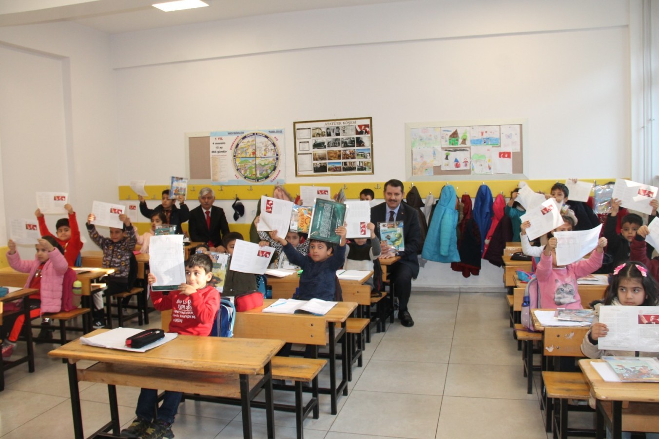 Urfa'da ki Öğrencilerin Karne Heyecanına Vali Ayhan'da Katıldı