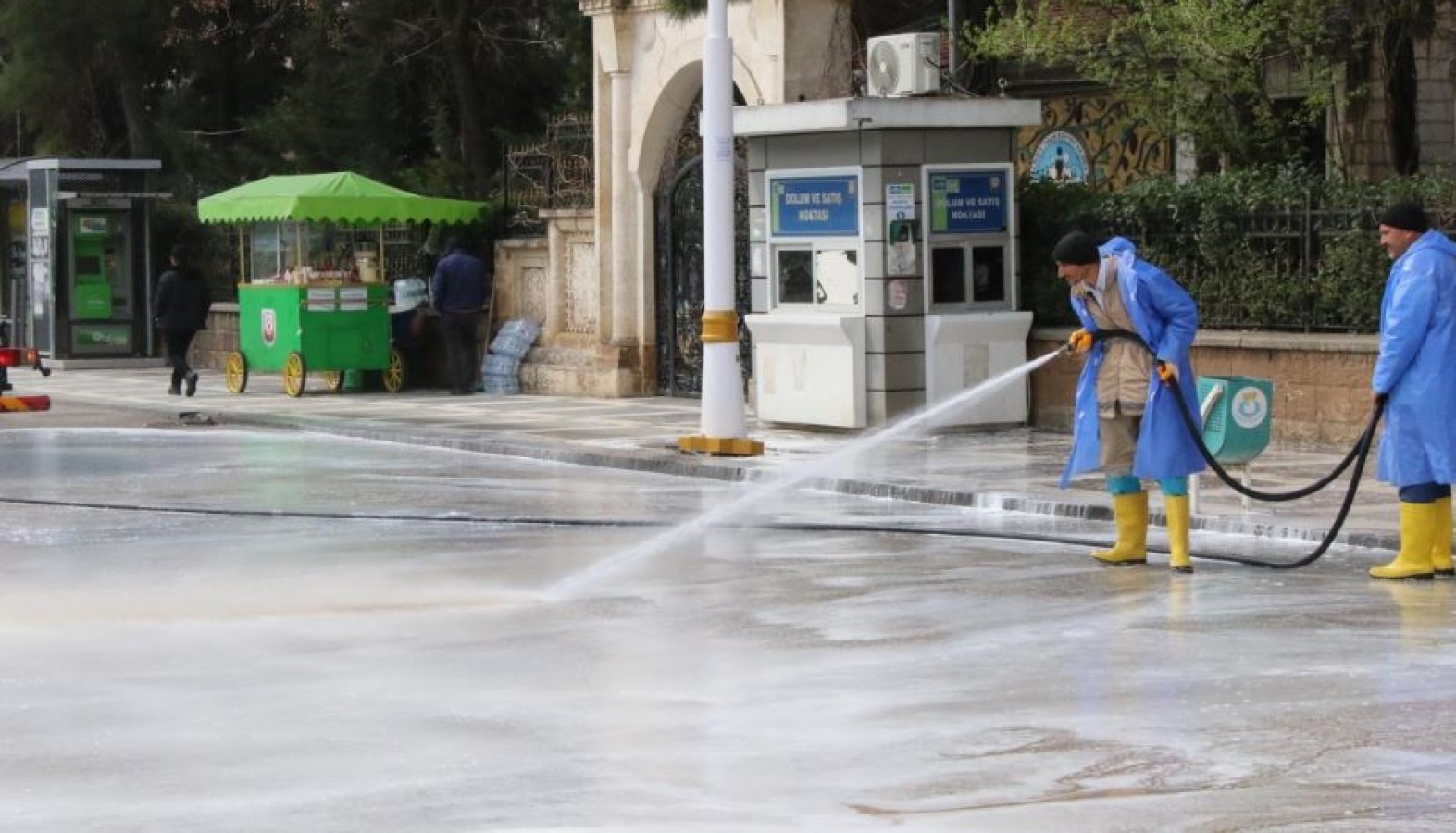 Haliliye'de Sel Felaketinin izleri Köpüklü Sularla Temizleniyor;