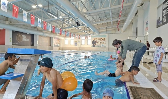Eyyübiye Çocuklar ve Gençler Yarı Olimpik Havuzda Eğleniyor;
