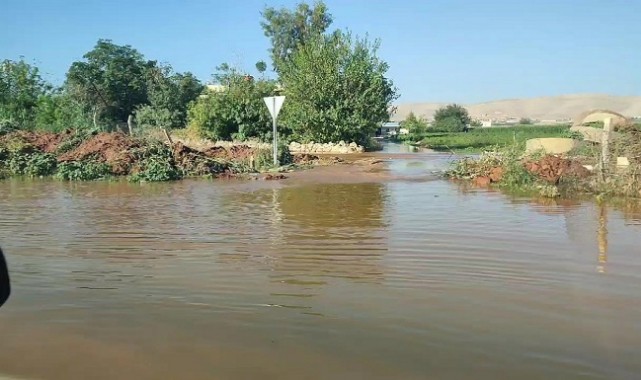 Urfa'daki Bilinçsiz Sulamanın Sonucu Yollar Göle Döndü..;