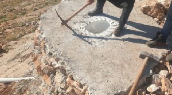 Şanlıurfa&#39;da sit alanına inşa edilen tuvalet yıkıldı