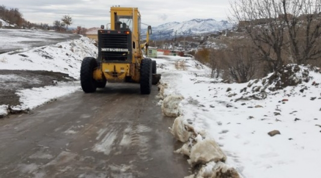 Büyükşehir ekipleri, karla mücadele çalışmalarını sürdürüyor