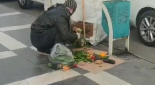 Urfa&#39;da bir kişi çöpten çıkardığı yiyecekleri ayıklarken görüntülendi;