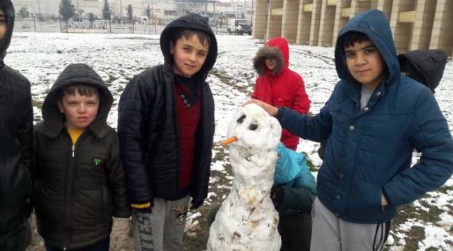 Urfa&#39;da çocukların kar sevinci;
