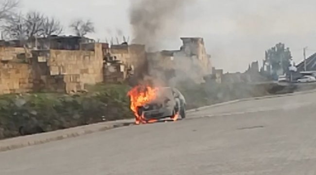 Harran&#39;da otomobil alev alev yandı;