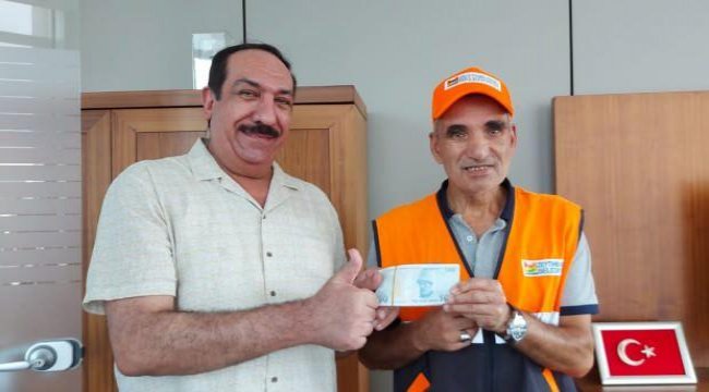 Temizlik işçisi yolda bulduğu parayı Iraklı sahibine teslim etti