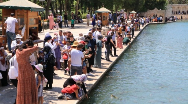 Urfa Balıklıgöl Turist Akınına Uğradı