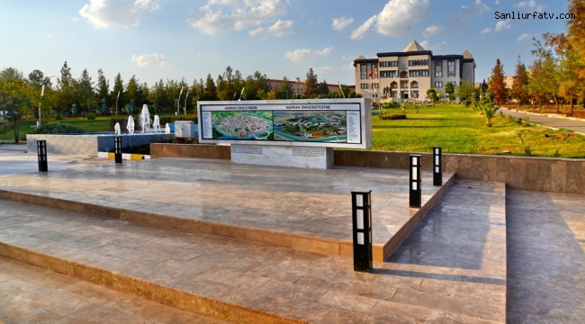 Harran okulundan Harran Üniversitesine Aidiyet anıtı