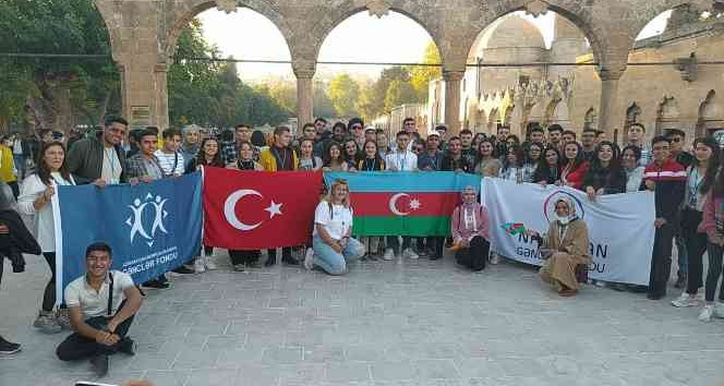 Kardeş ülke Azerbaycan'dan gelen gençler Balıklıgöl'ü gezdi;