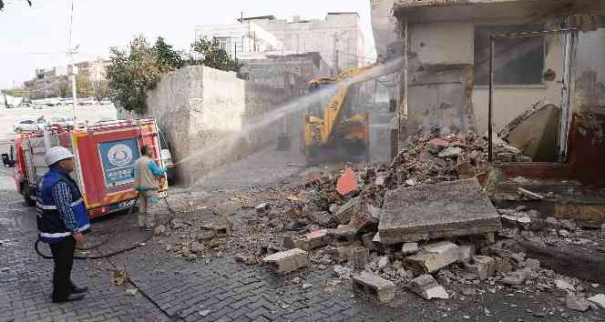 Haliliye'de metruk ve riskli yapıların yıkımına başlandı;