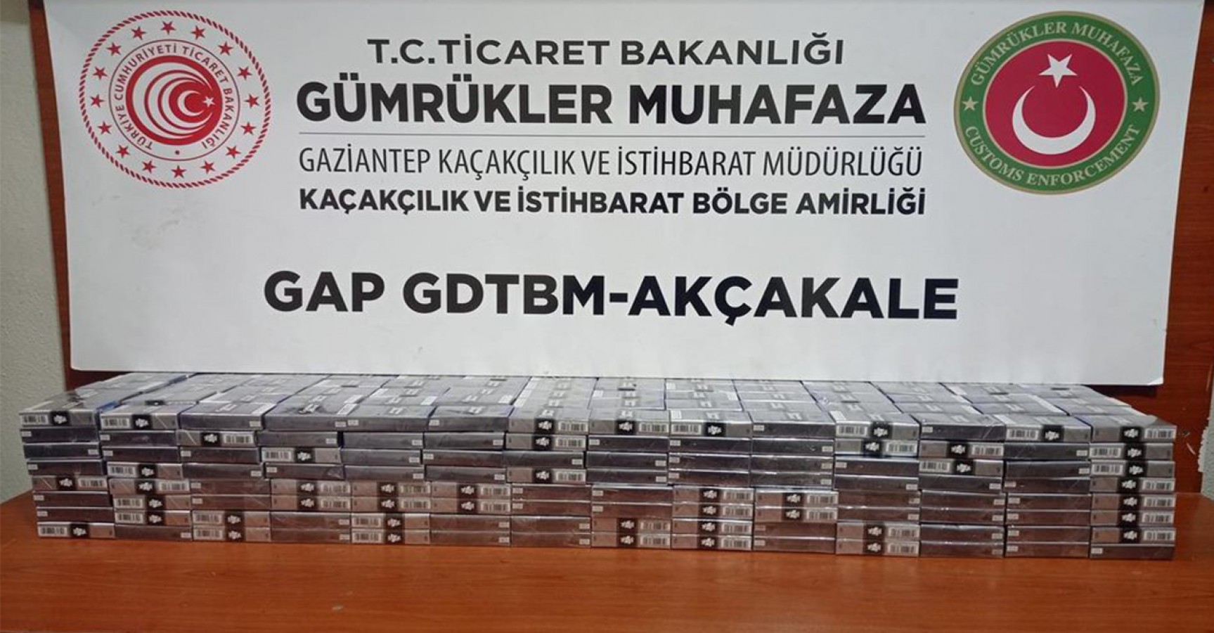 Akçakale sınırında yüzlerce paket ele geçirildi;