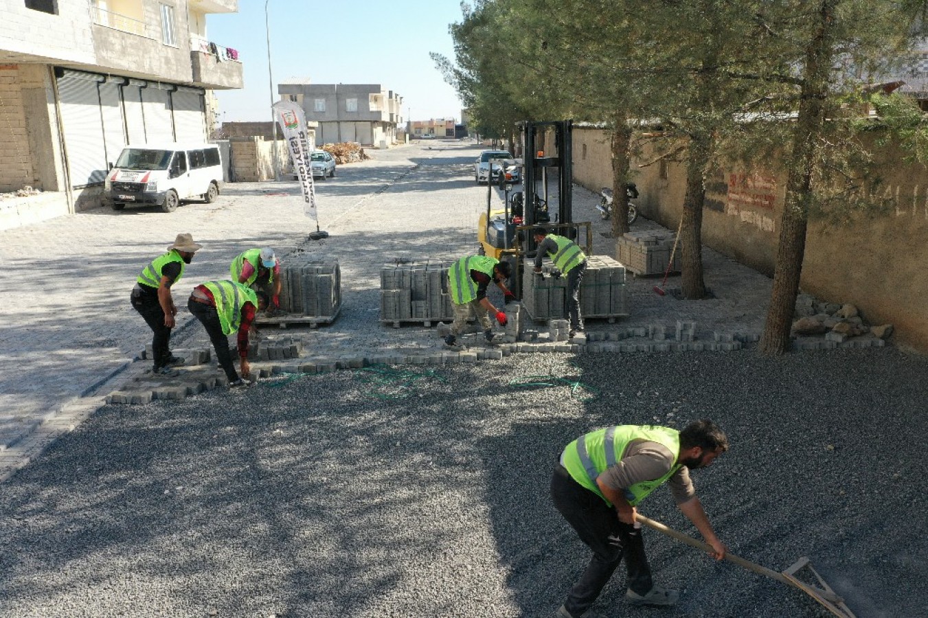 Viranşehir’de bu mahallede refüj çalışmaları tamamlandı;