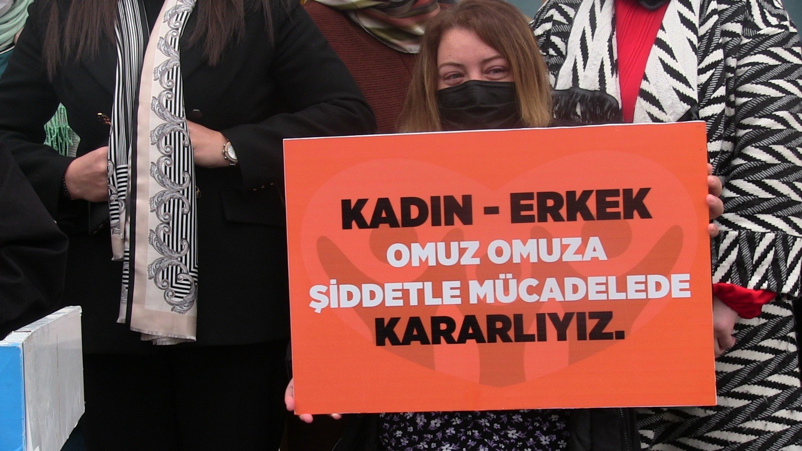 AK Partili kadınlar: “Kadına şiddet, insanlığa ihanettir”;