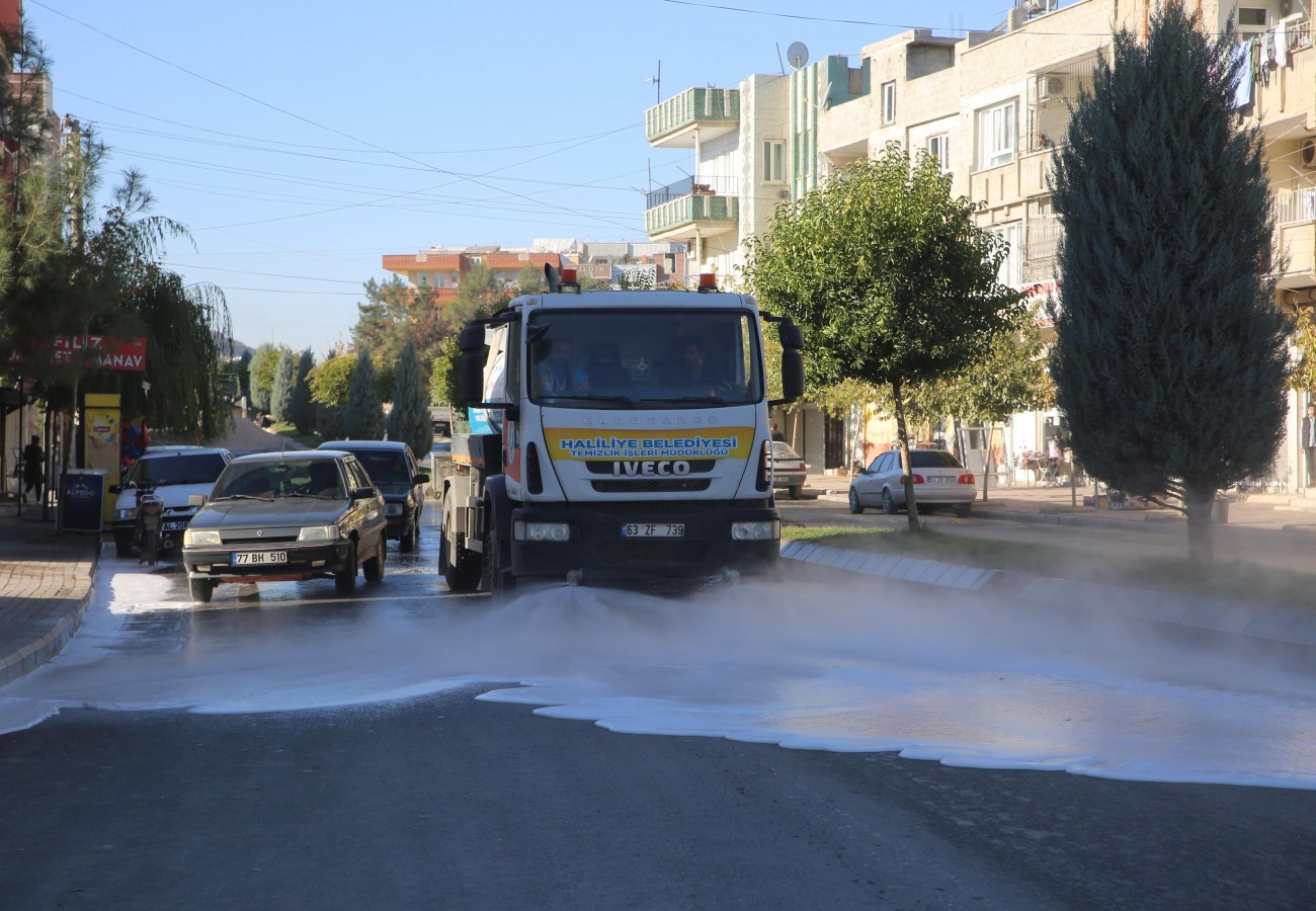 Haliliye’de sokaklar köpüklü suyla yıkandı