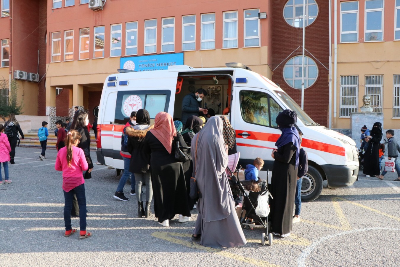 Şanlıurfa'da yabancı uyruklulara okul bahçesinde aşı yapıldı