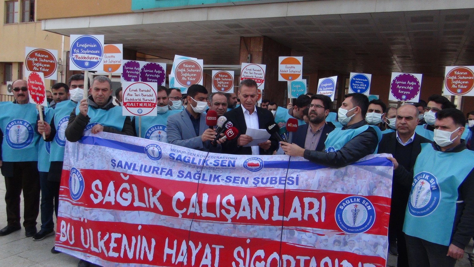 Sağlık çalışanları: "Kapsamlı ve adil bir zam istiyoruz”;