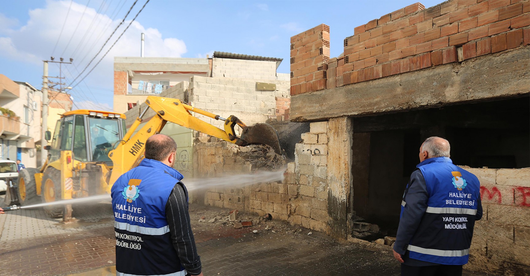 Haliliye Belediyesi riskli bazı binaları yıktı;
