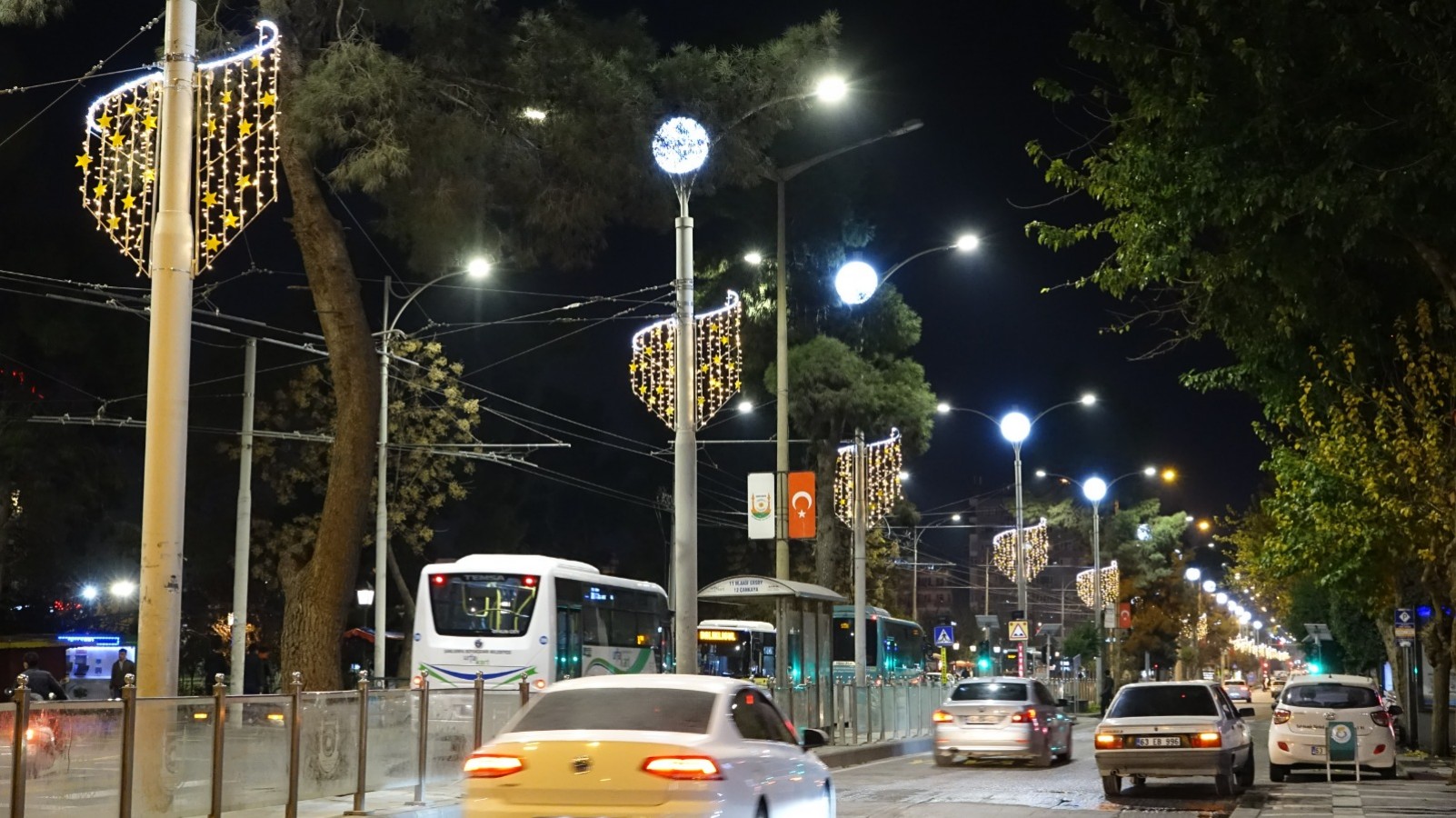 Atatürk Bulvarı led ışıklarla süslendi;