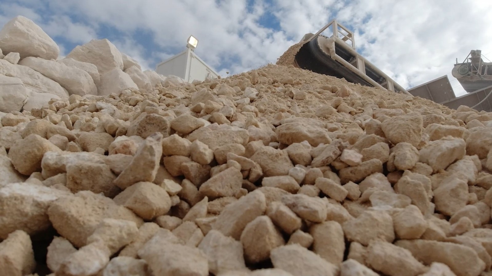 Harran’da hem dolgu hem de parke çalışması;