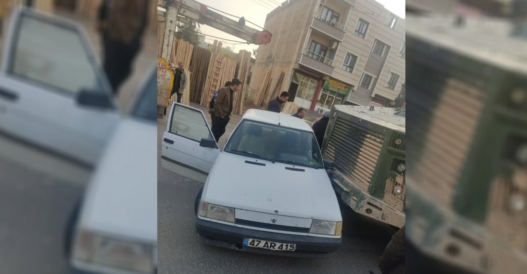 Urfa'da askeri araç ile otomobil çarpıştı!;