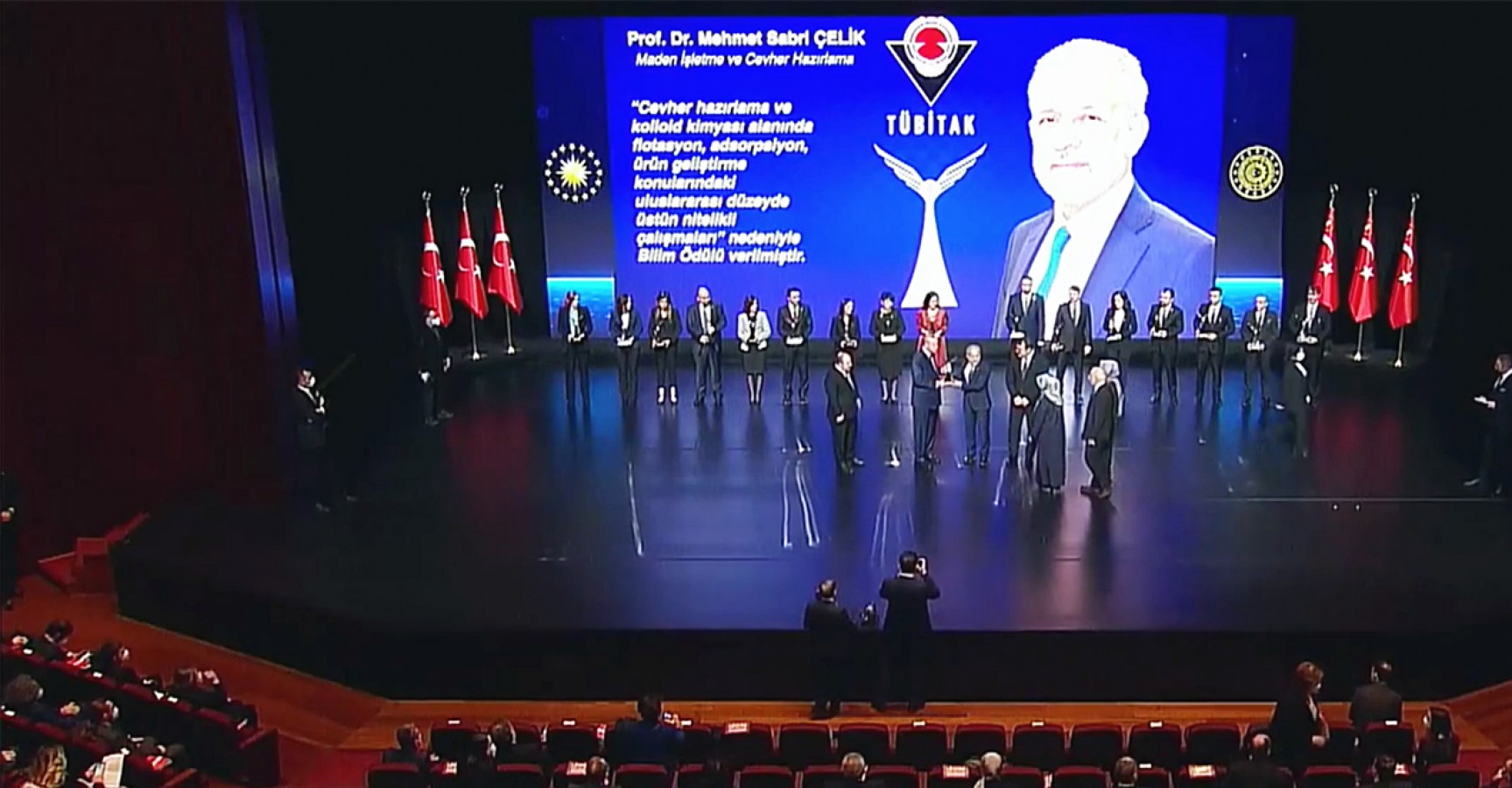 Ödülünü Cumhurbaşkanı Erdoğan'dan aldı;