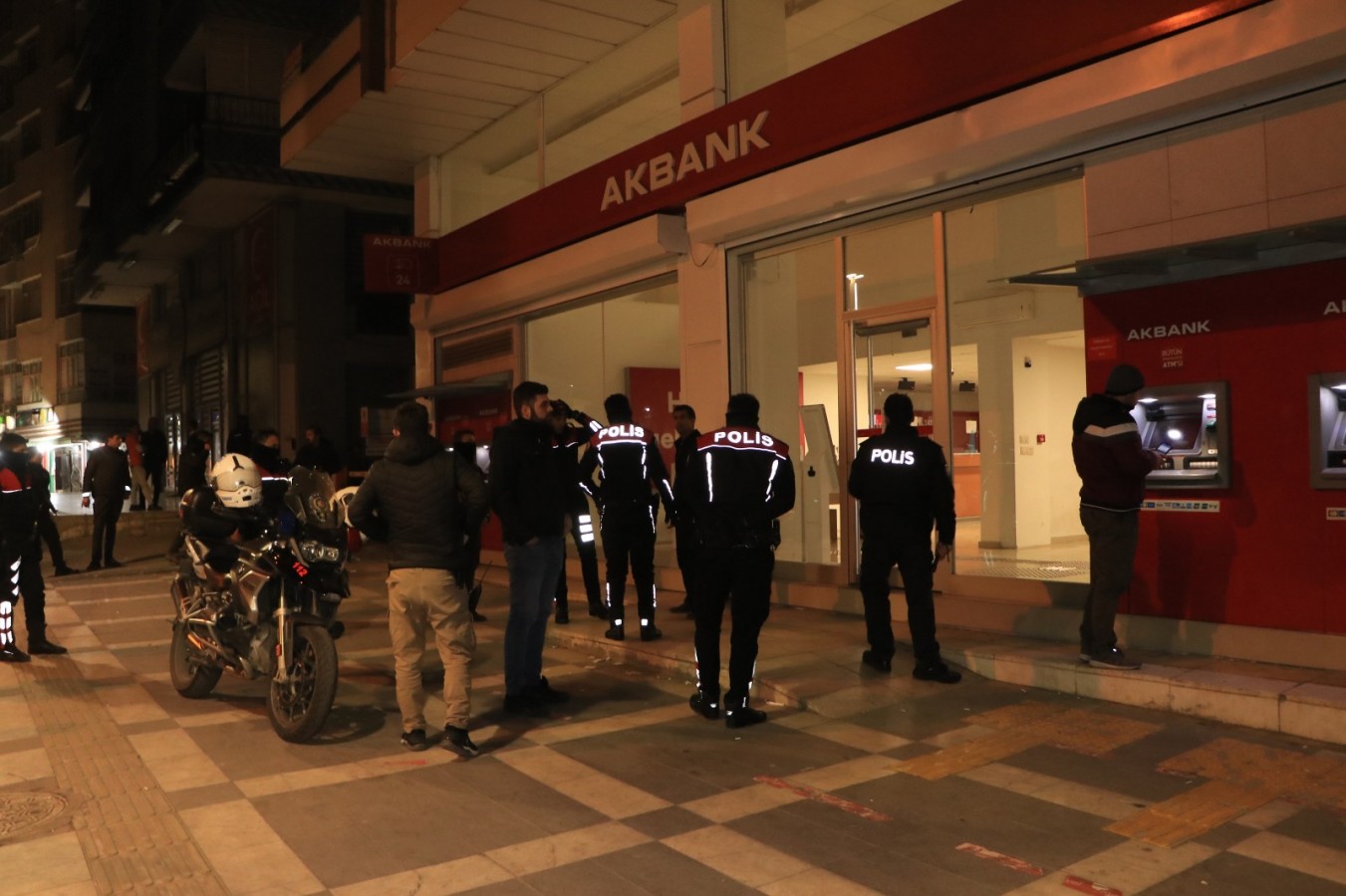 Bankada çalan alarm Urfa polisini harekete geçirdi!;