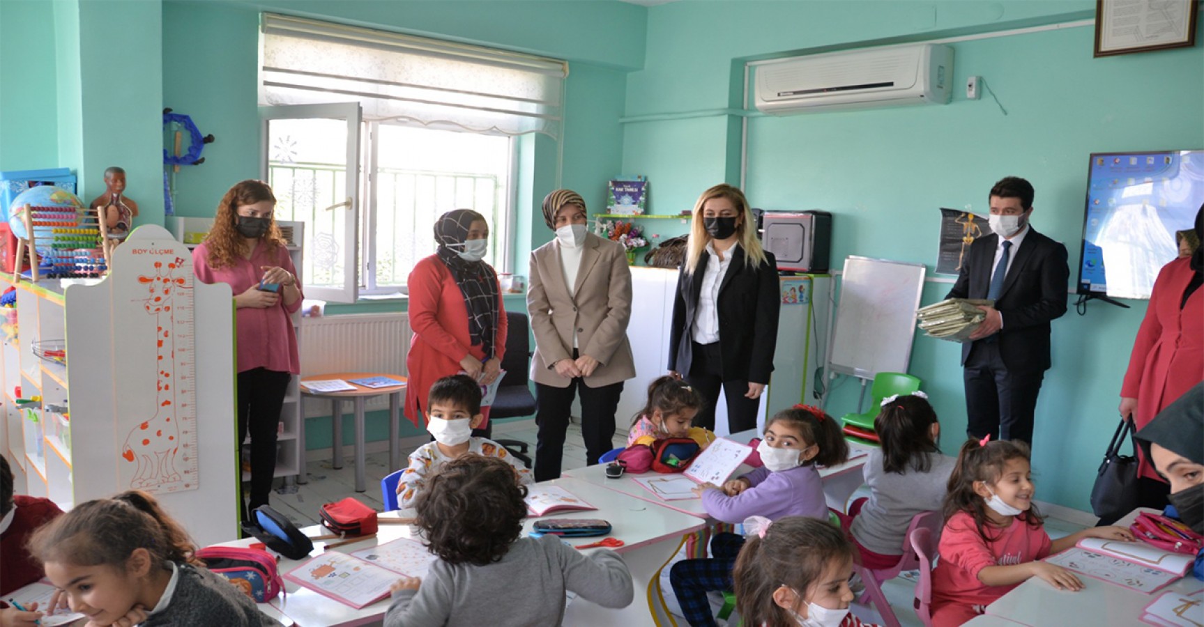 Bakan Özer’in eşi Urfa’daki okulları ziyaret etti;
