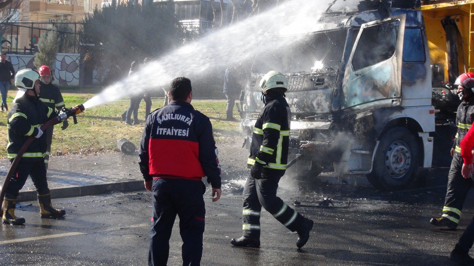 Şanlıurfa'da seyir halindeki tırda yangın çıktı;