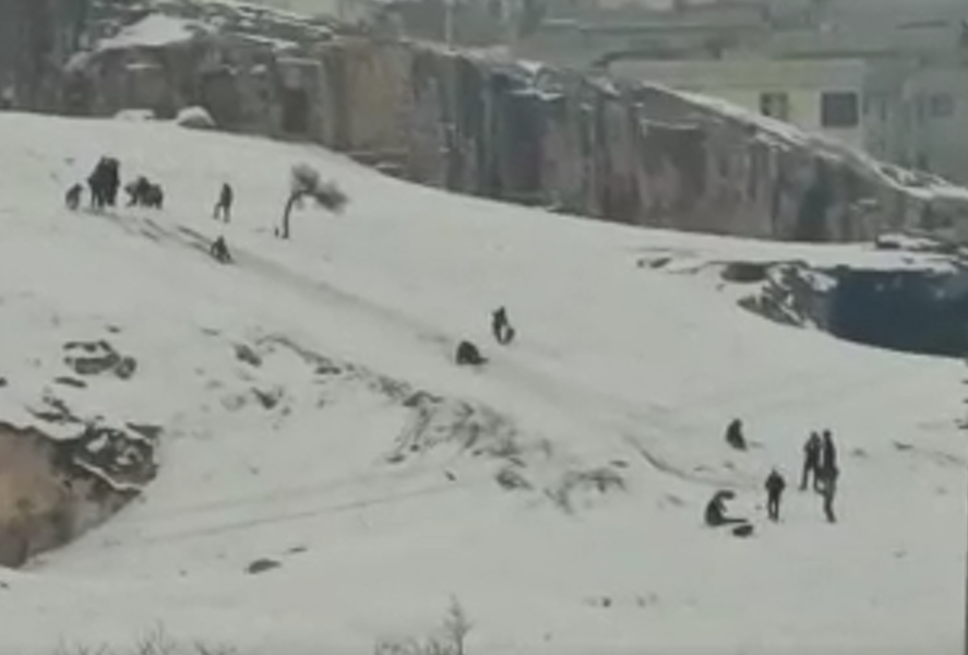 Urfa’da çocuklar kar sevincini kayarak yaşadı;