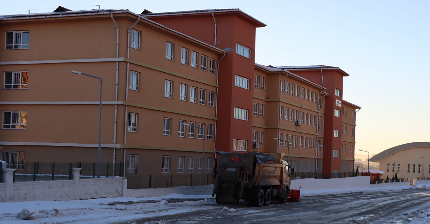 Büyükşehir Belediyesi'nden kampüste kar küreme ve tuzlama çalışması;