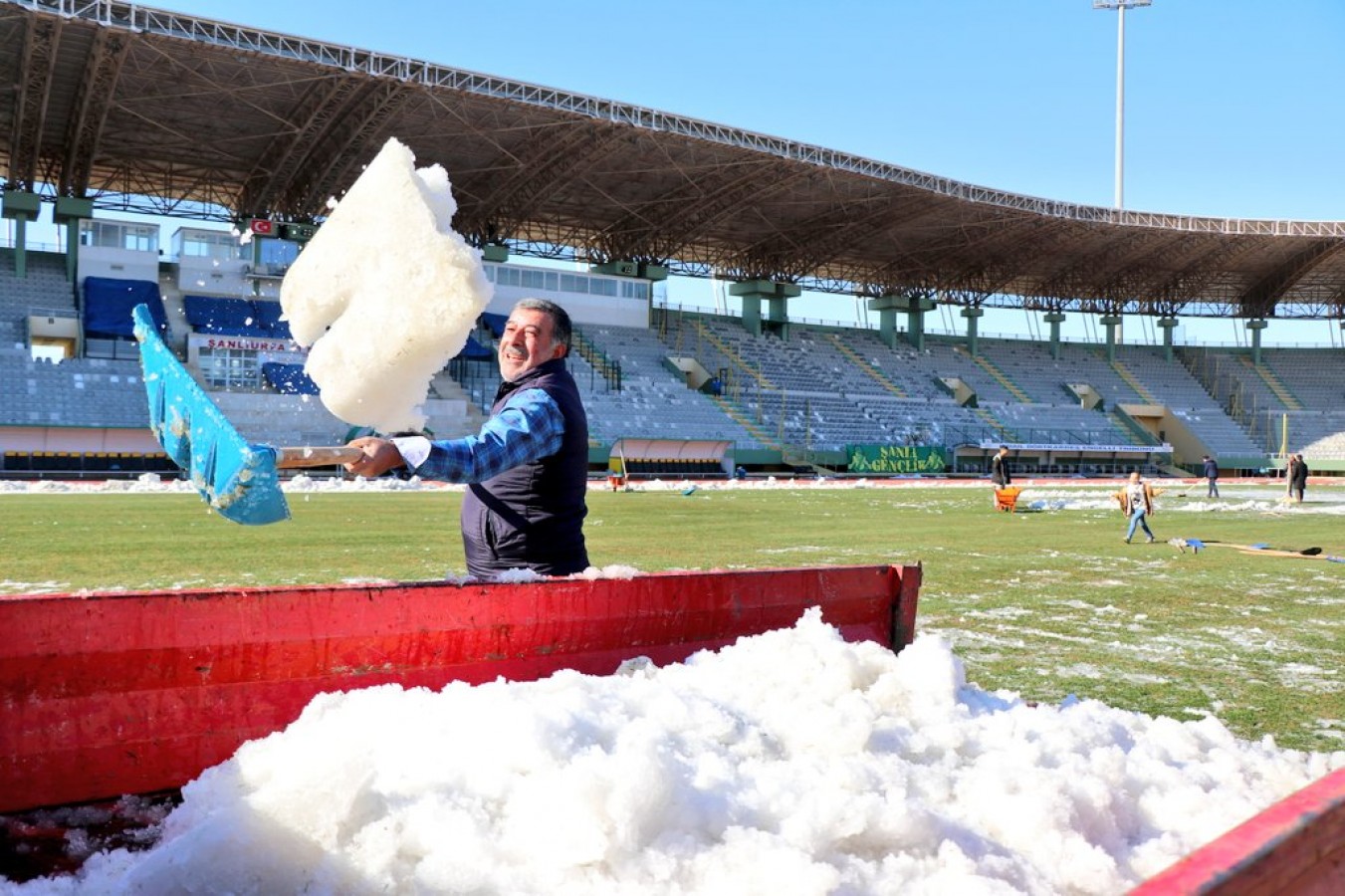 Şanlıurfa'da maç öncesi saha kardan temizleniyor;
