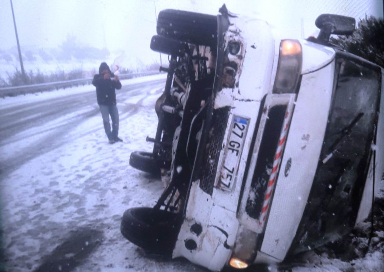Şanlıurfa'da karlı yolda araç yan yattı: 3 yaralı;