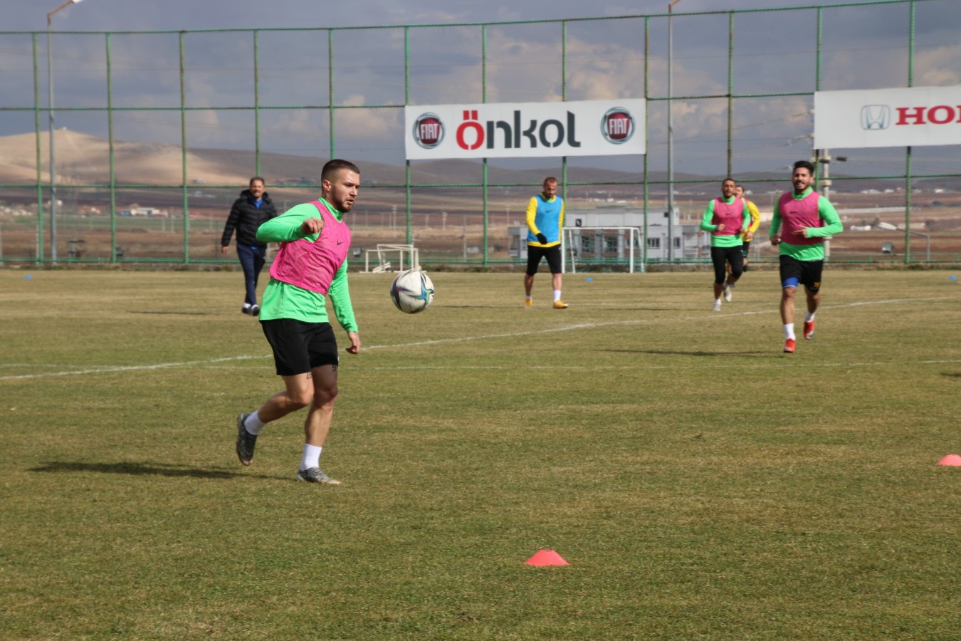 Şanlıurfaspor’da yeni transfer İlyas Bircan ilk antrenmanına çıktı;