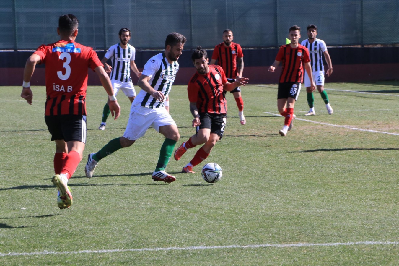 Karaköprü Belediyespor taraftarı önünde farklı mağlup;