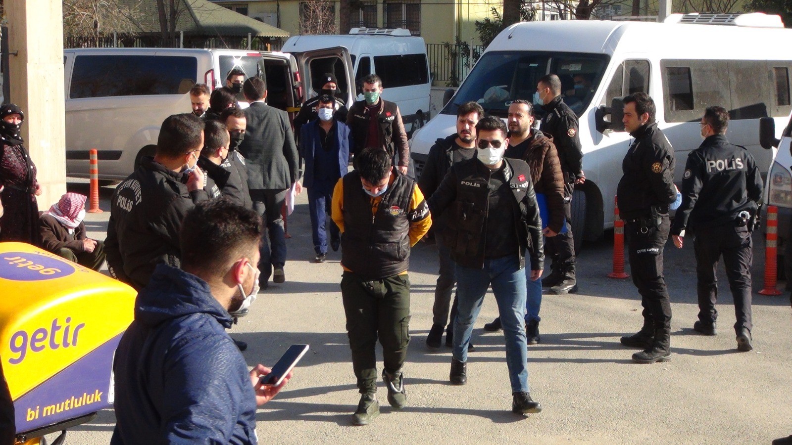 Urfa'da sokak ortasındaki cinayete ilgili 5 zanlı adliyeye çıkartıldı;