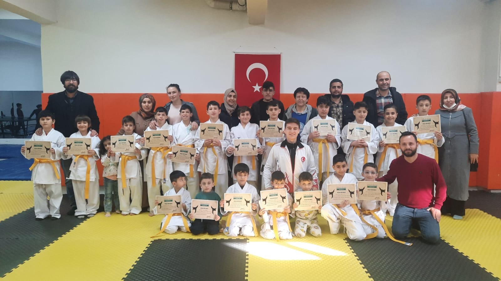 Karate kursunda başarılı olan öğrencilere kuşak belgesi;